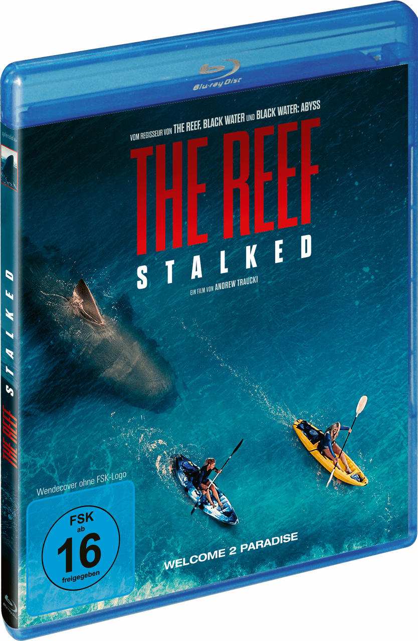 Blu-ray-Cover von 'The Reef: Stalked'. Ein Hai greift Kajakfahrer im Ozean an.