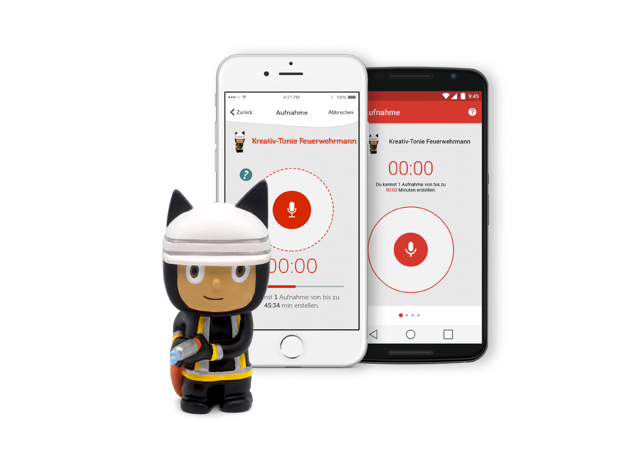 Zwei Smartphones, die eine Aufnahme-App anzeigen, mit einem Feuerwehrmann-Spielzeug.