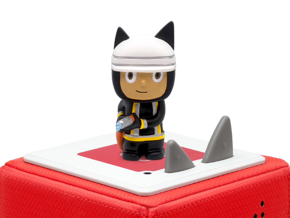 Eine Cartoon-Feuerwehrmann-Figur steht auf einer roten Box mit Haifischflossen vor schwarzem Hintergrund.