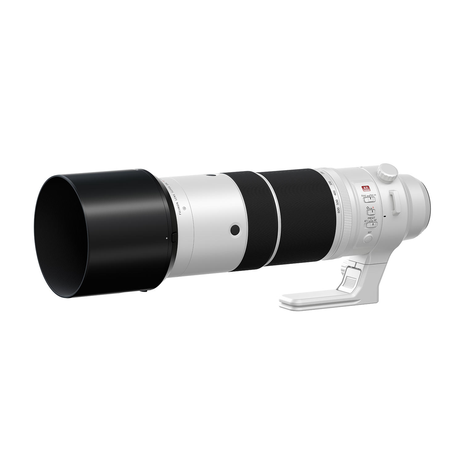 Obiettivo della fotocamera bianco e nero con paraluce. Ha vari anelli di controllo e un supporto bianco.