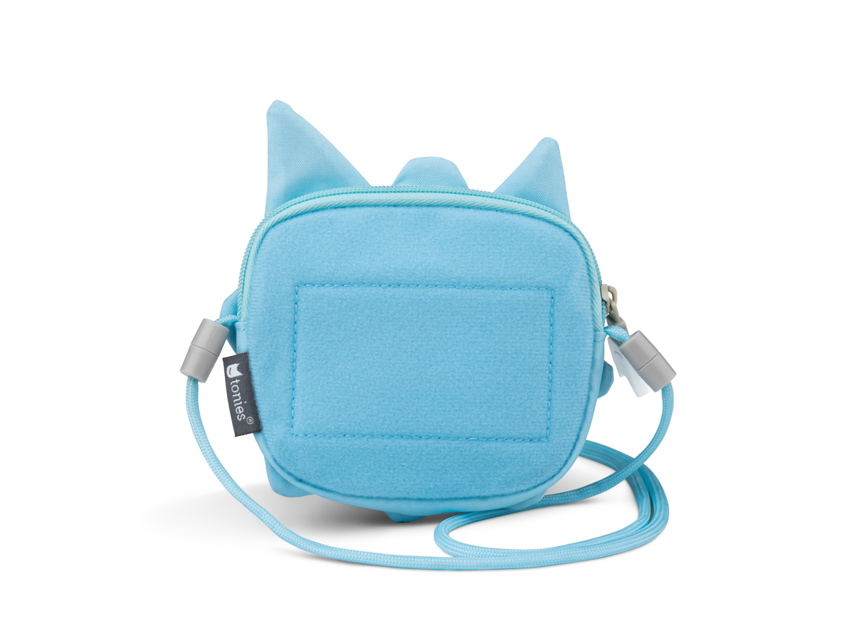 Hellblaue katzenförmige Tasche mit Reißverschluss und Riemen, schwarzer Hintergrund.