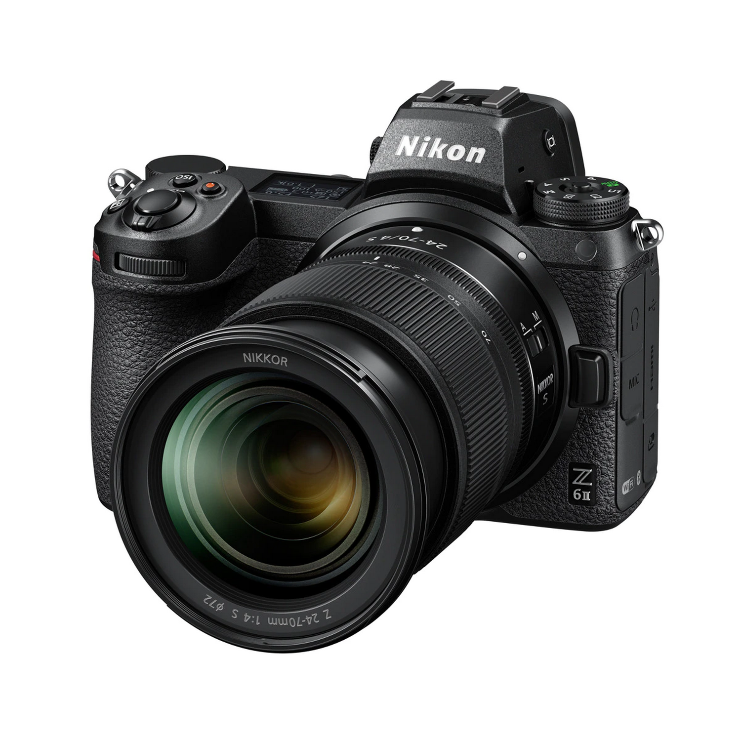 Una cámara Nikon negra con lente. La cámara está sobre un fondo blanco.
