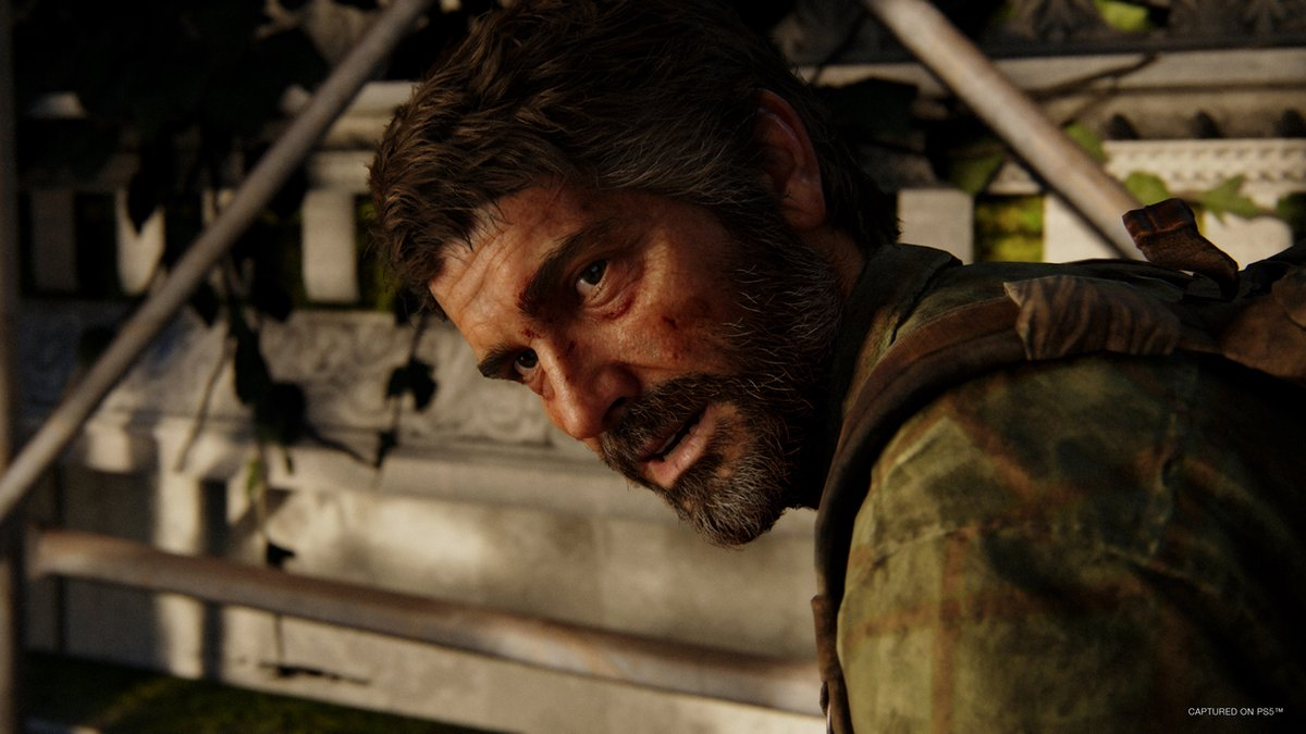 Een man met baard, die naar beneden en naar links kijkt, in een videogame-scène.