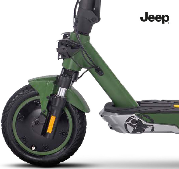 Trottinette électrique Jeep verte. Pneu et garde-boue noirs. Le logo de la marque est en haut à droite.