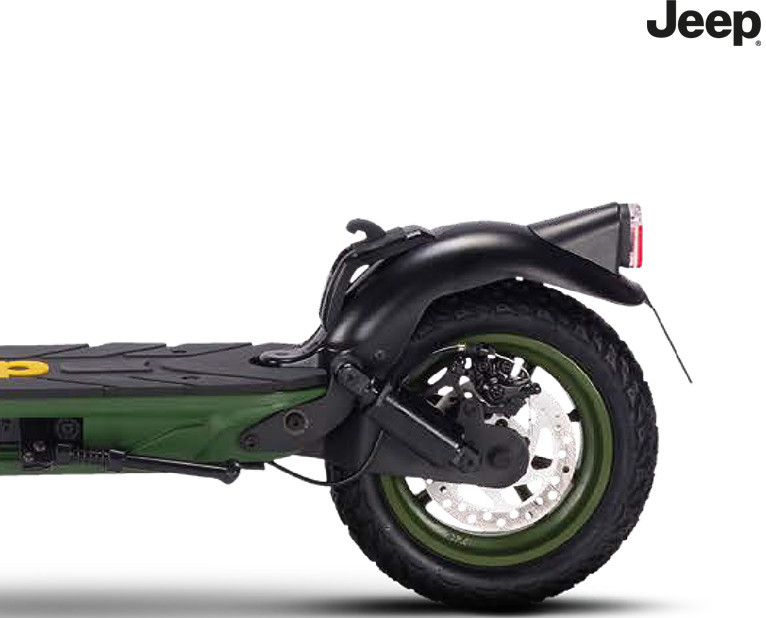 Une trottinette électrique Jeep verte et noire, roue arrière visible. Elle a un garde-boue noir, un pneu et un frein à disque. Fond blanc.