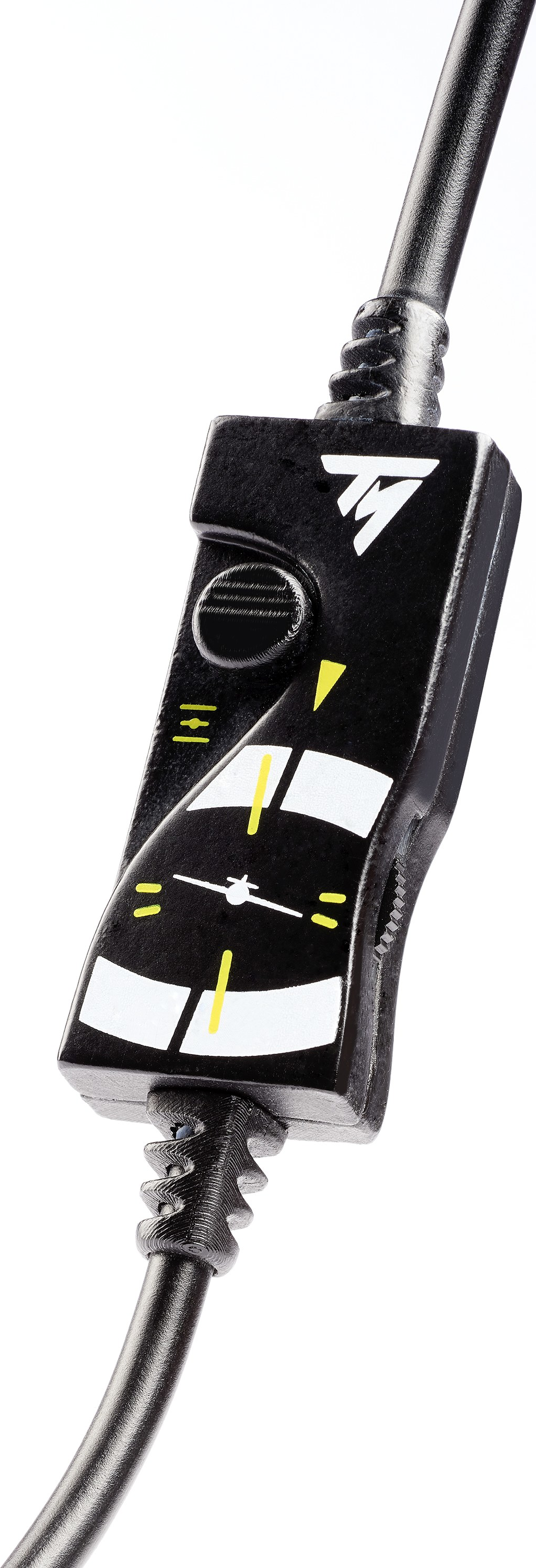 Ein schwarzes Steuergerät mit weißer und gelber Grafik an einem Kabel gegen weißen Hintergrund.