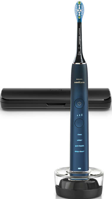 Eine blaue elektrische Zahnbürste mit Etui und Ladestation.