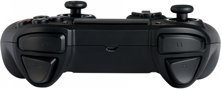 Egy fekete játékvezérlő közeli képe. Gombokat, joystickokat és töltőportot tartalmaz. A ravaszok láthatók.