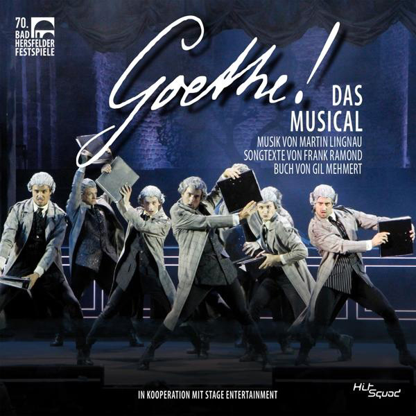 Musical-Poster, Männer in Kostümen, halten Papiere, Bühnenbild, deutscher Text.
