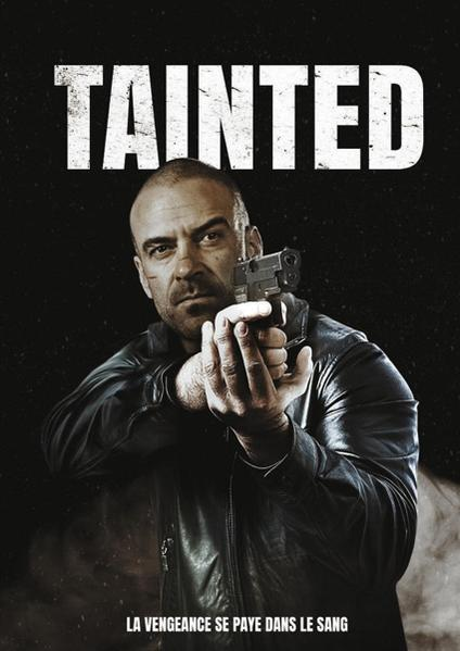 Filmposter: Tainted. Man met een pistool, donkere achtergrond, tekst in wit.