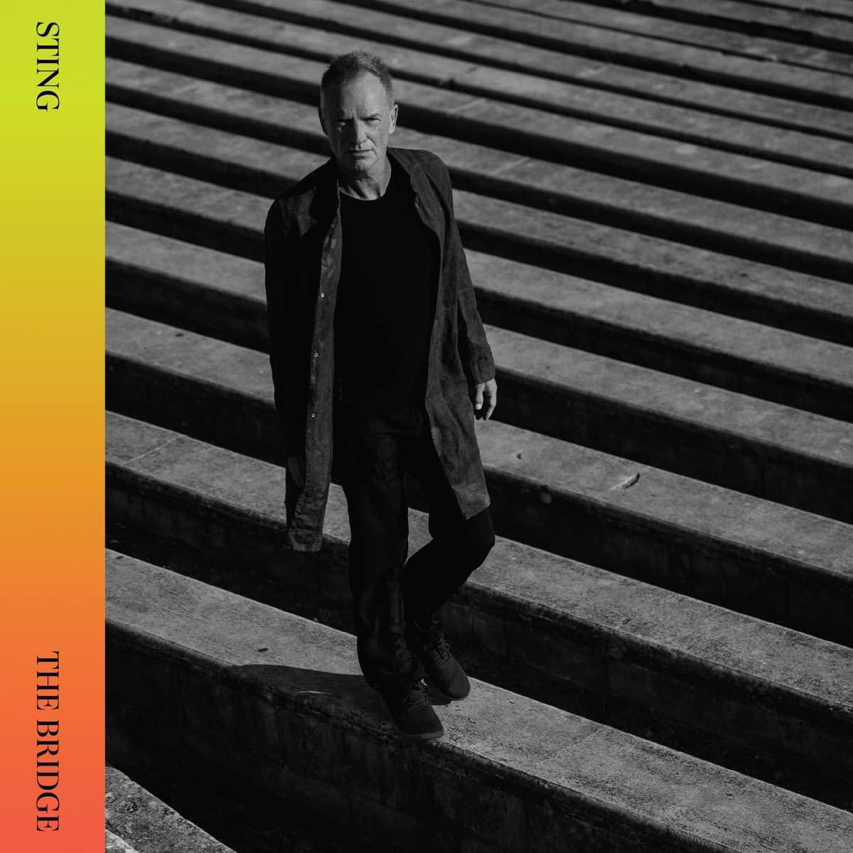 Sting-Albumcover, 'The Bridge'. Sting geht eine Betontreppe hinunter, in Graustufen.