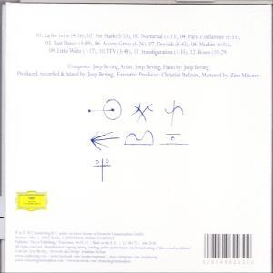 Rückseite einer CD-Hülle mit Titelliste und Künstlerinformationen, weißer Hintergrund und abstrakte blaue Kritzeleien.