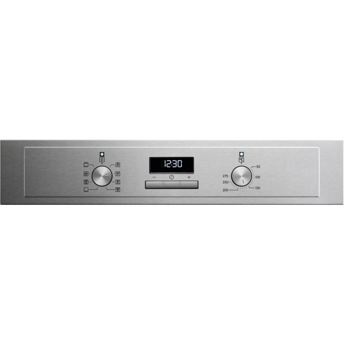 Panel de control plateado del horno con pantalla digital y diales para temperatura y ajustes.