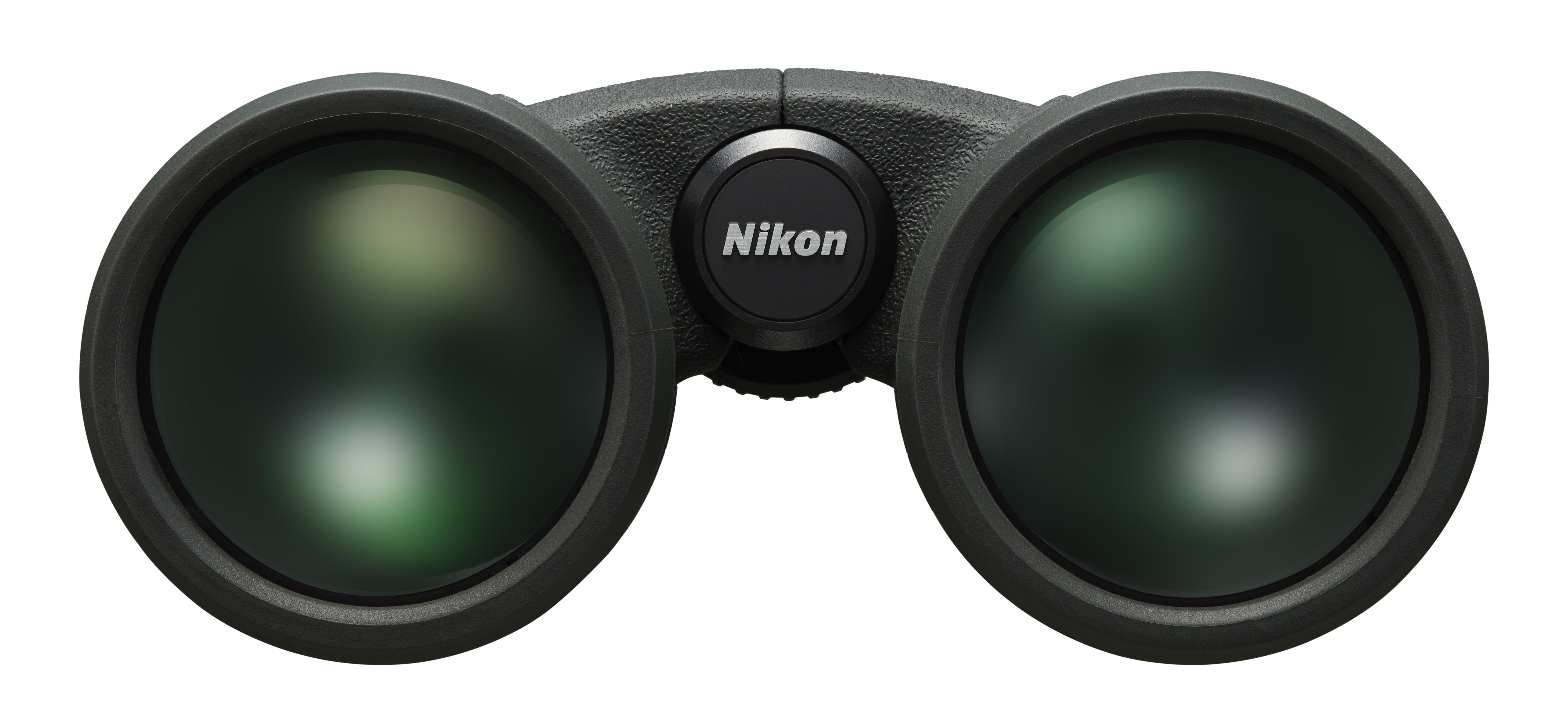 Schwarzes Nikon-Fernglas mit grünen Linsen. Der Markenname ist auf dem Fokusrad sichtbar.