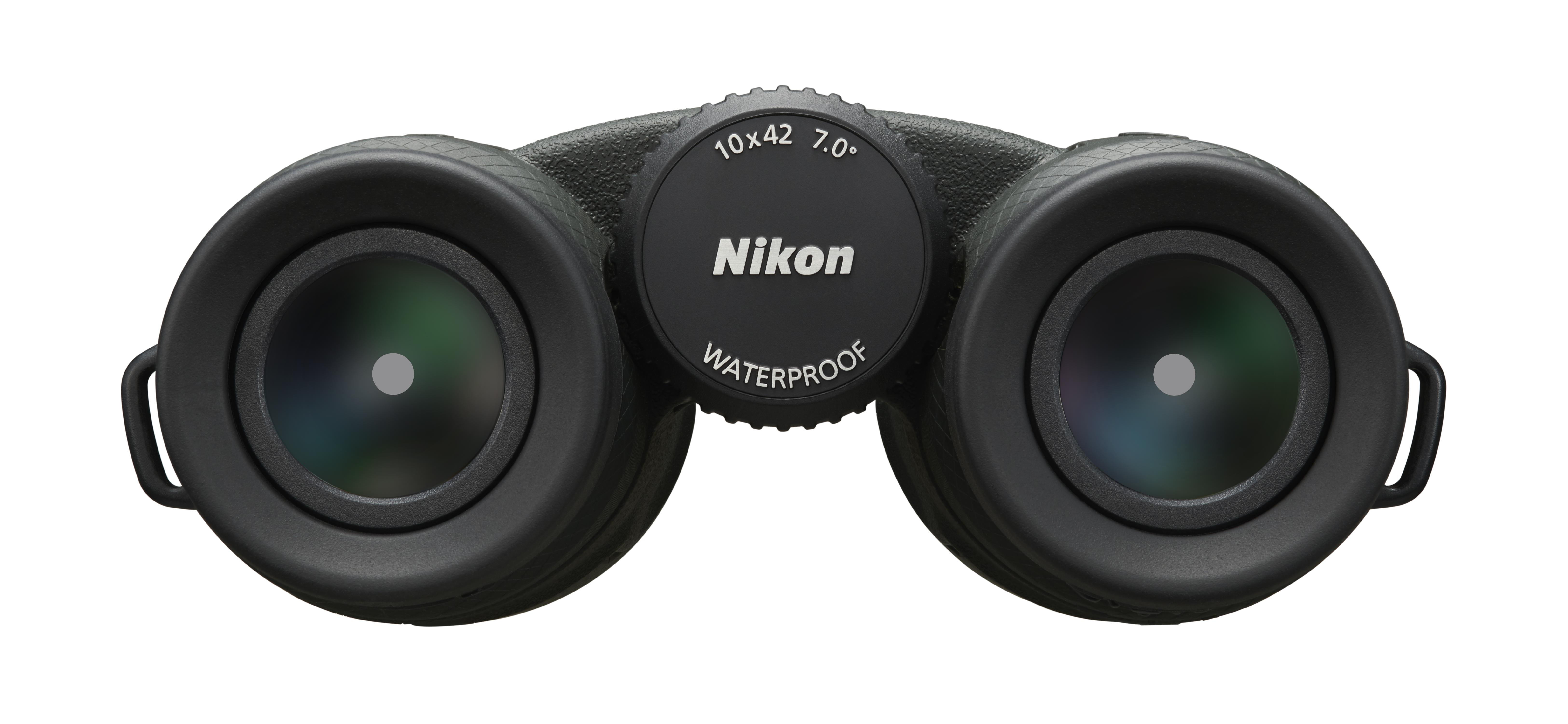 Schwarzes Nikon Fernglas, Objektive nach vorne, mit Text "10x42 7.0°" und "WATERPROOF" sichtbar.