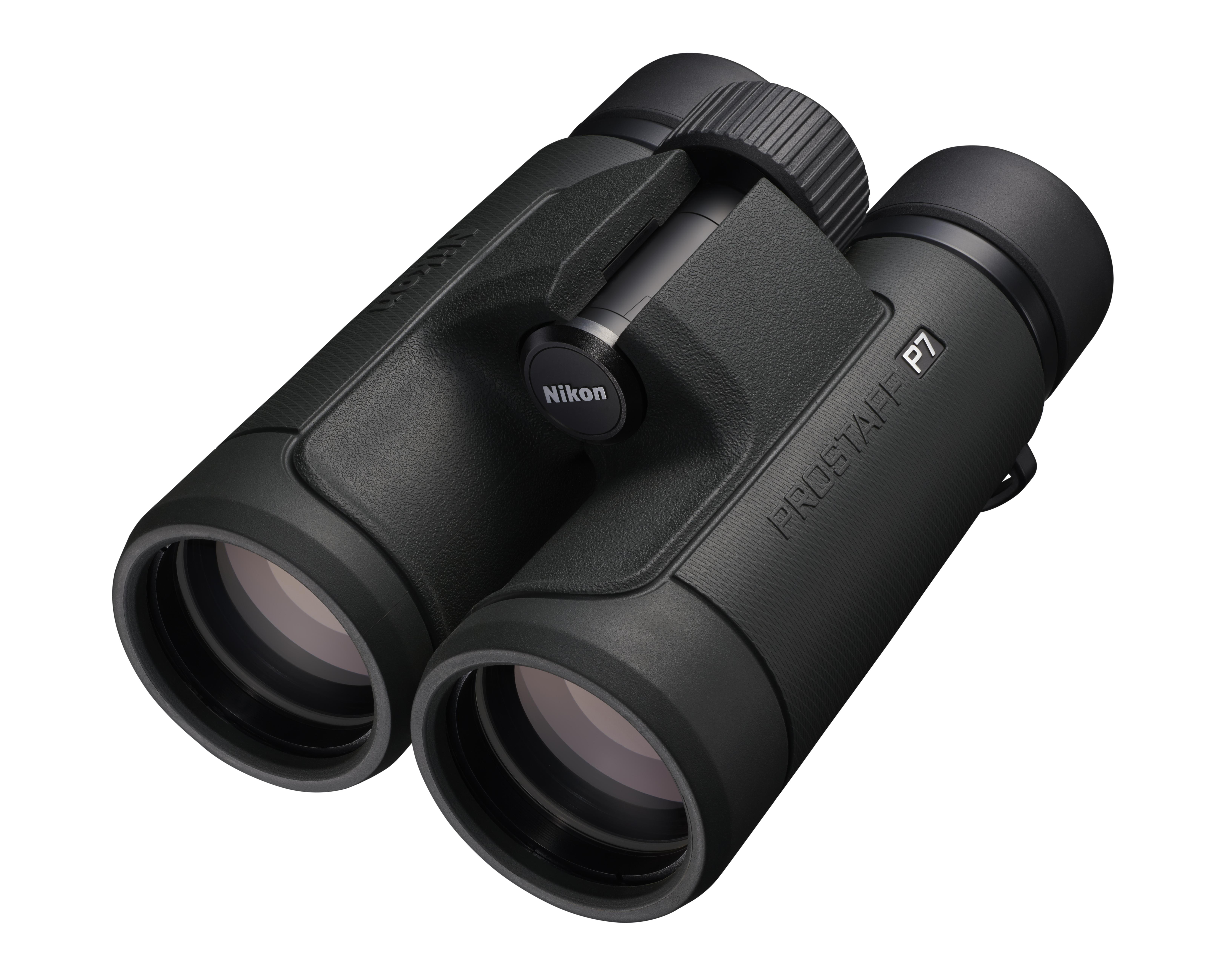 Schwarzes Fernglas mit Nikon Prostaff P7 darauf vor weißem Hintergrund, zum Betrachter geneigt.