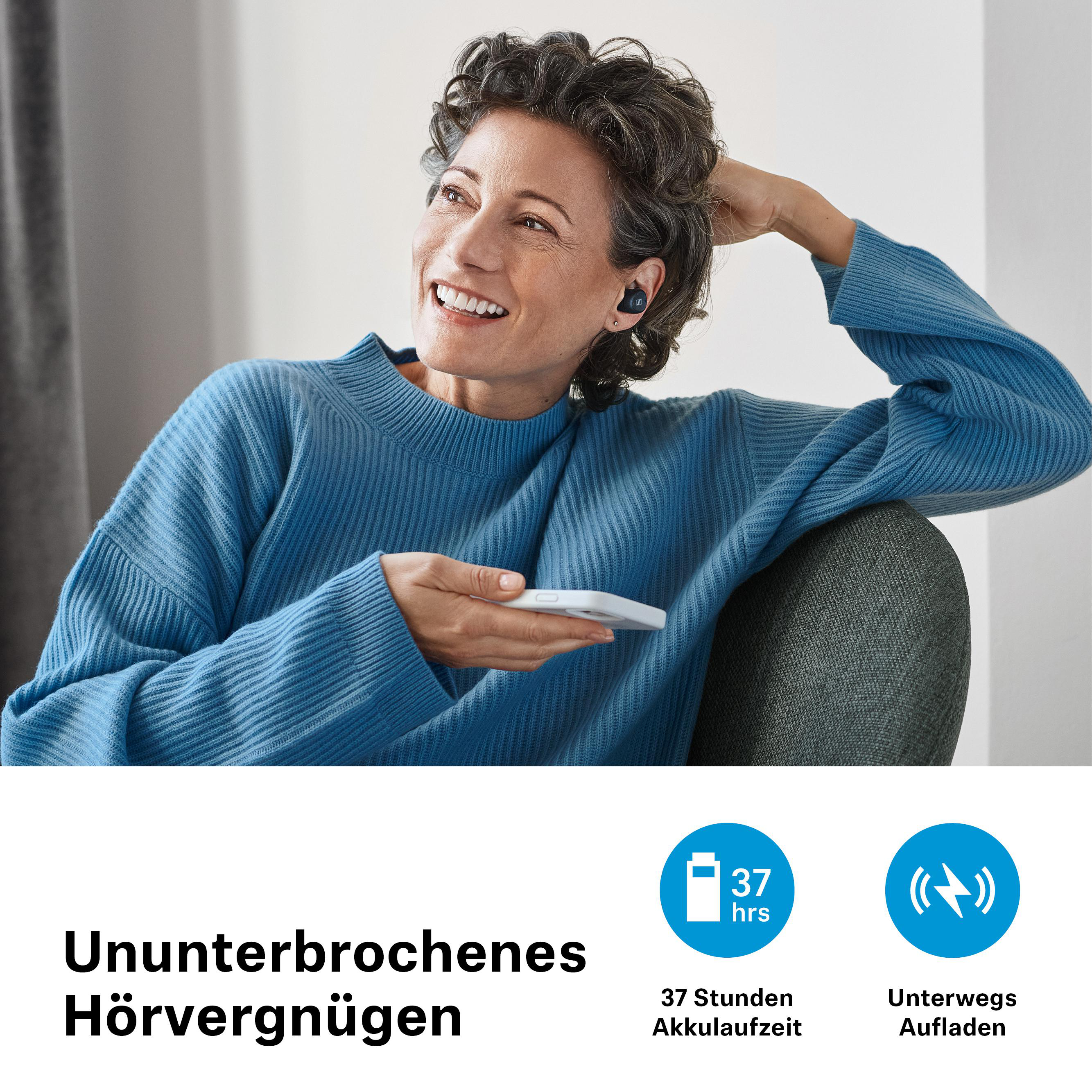 Frau mit Ohrhörern lächelt. Text: Ununterbrochenes Hörvergnügen, 37 Stunden Akku, Aufladen unterwegs.