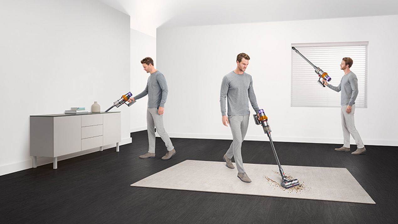 Un homme utilise un aspirateur sur un tapis. Deux autres images montrent le même homme avec l'aspirateur.