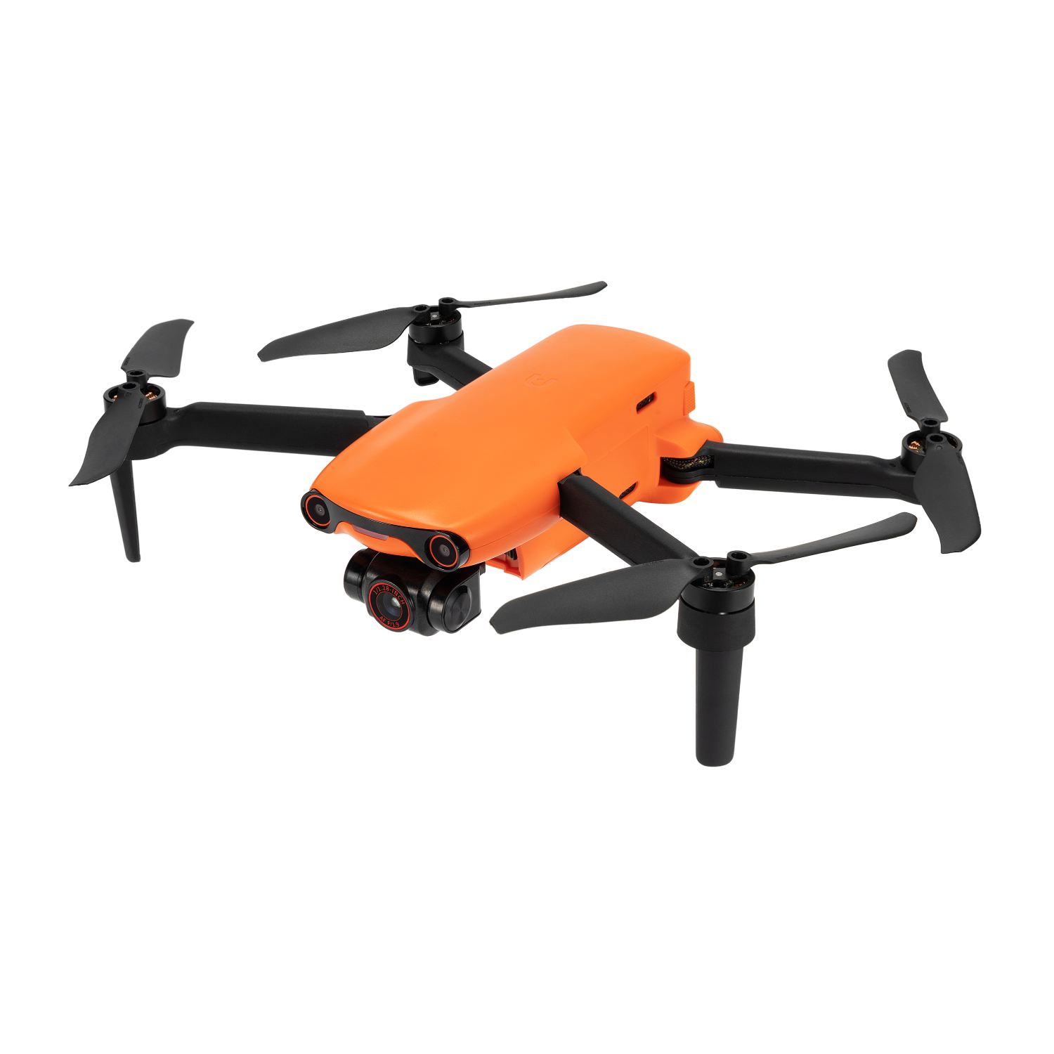 Een oranje drone met zwarte propellers en een camera. Hij staat op een zwarte achtergrond.