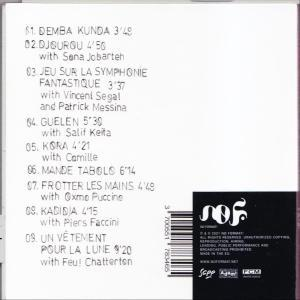 CD-Rückseite mit Trackliste: Verschiedene Songtitel und -längen, Künstlernamen, Barcode und Logo.