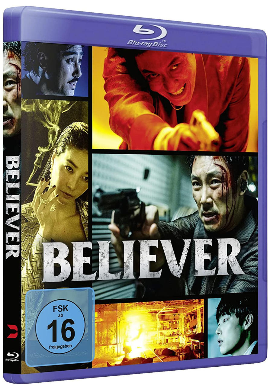 Filmcover mit mehreren Bildern und Text. Blaues und schwarzes Farbschema. Weißer Hintergrund.