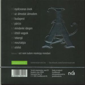 Egy CD tok hátlapja. Fekete, ezüst betűkkel és egy stilizált A betűvel. A daltitulusok listája.