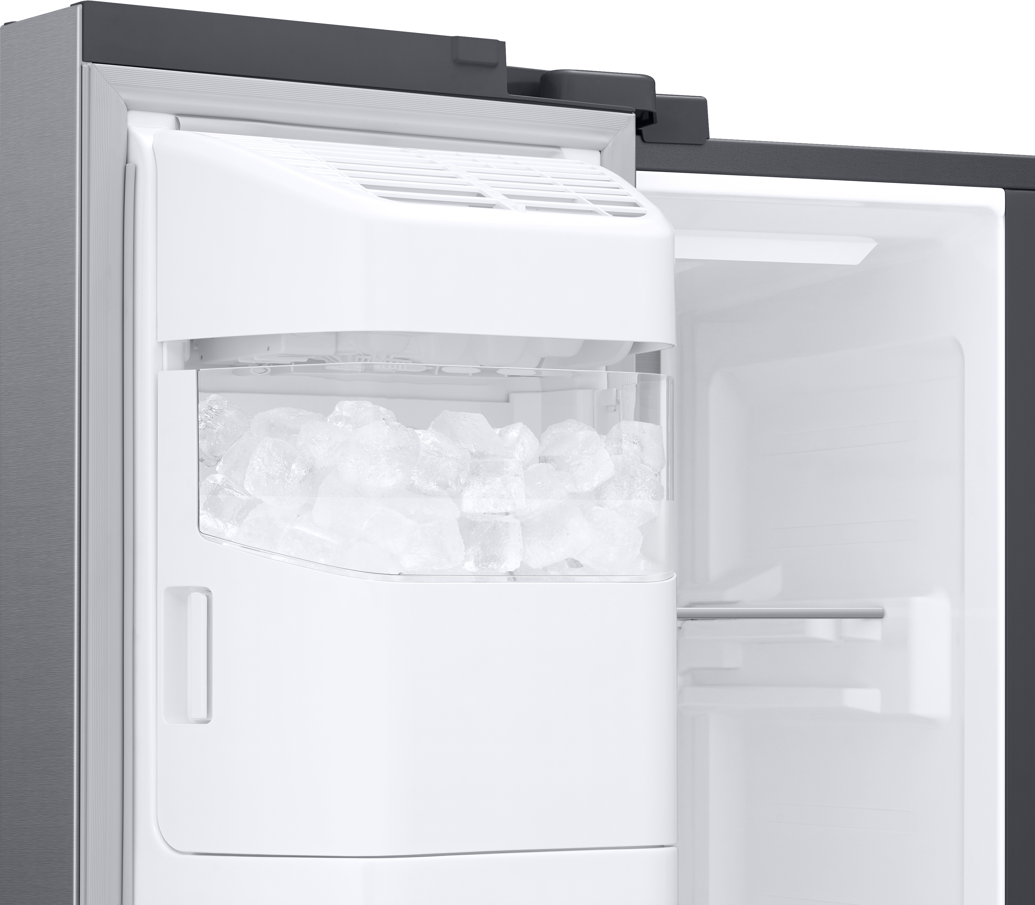 Eiswürfelbehälter in einem Kühlschrank, gefüllt mit Eiswürfeln, Tür offen.