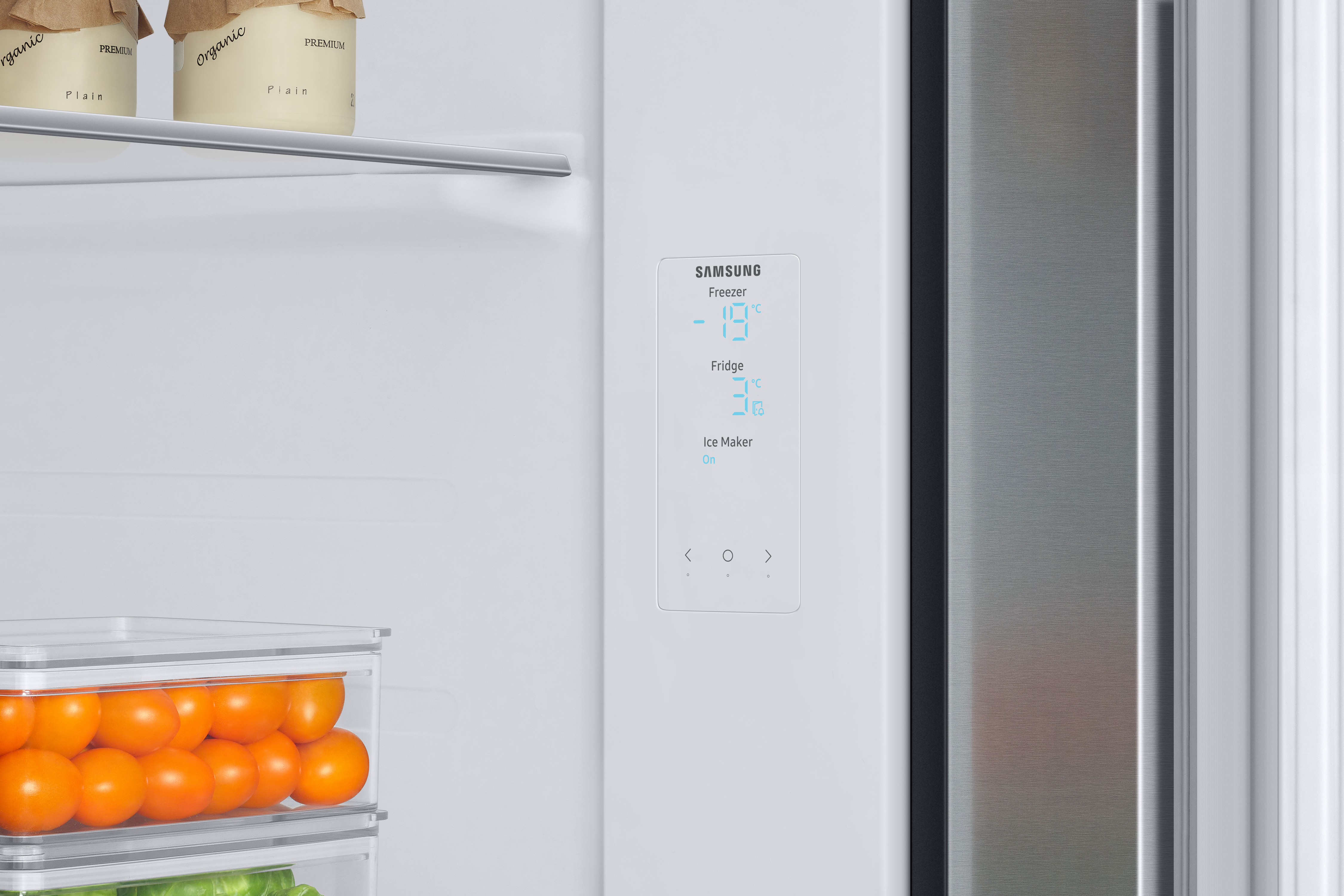 Kühlschrankinnenraum mit Regalen und digitaler Temperaturanzeige. Zeigt Gefrier- und Kühlschranktemperaturen.