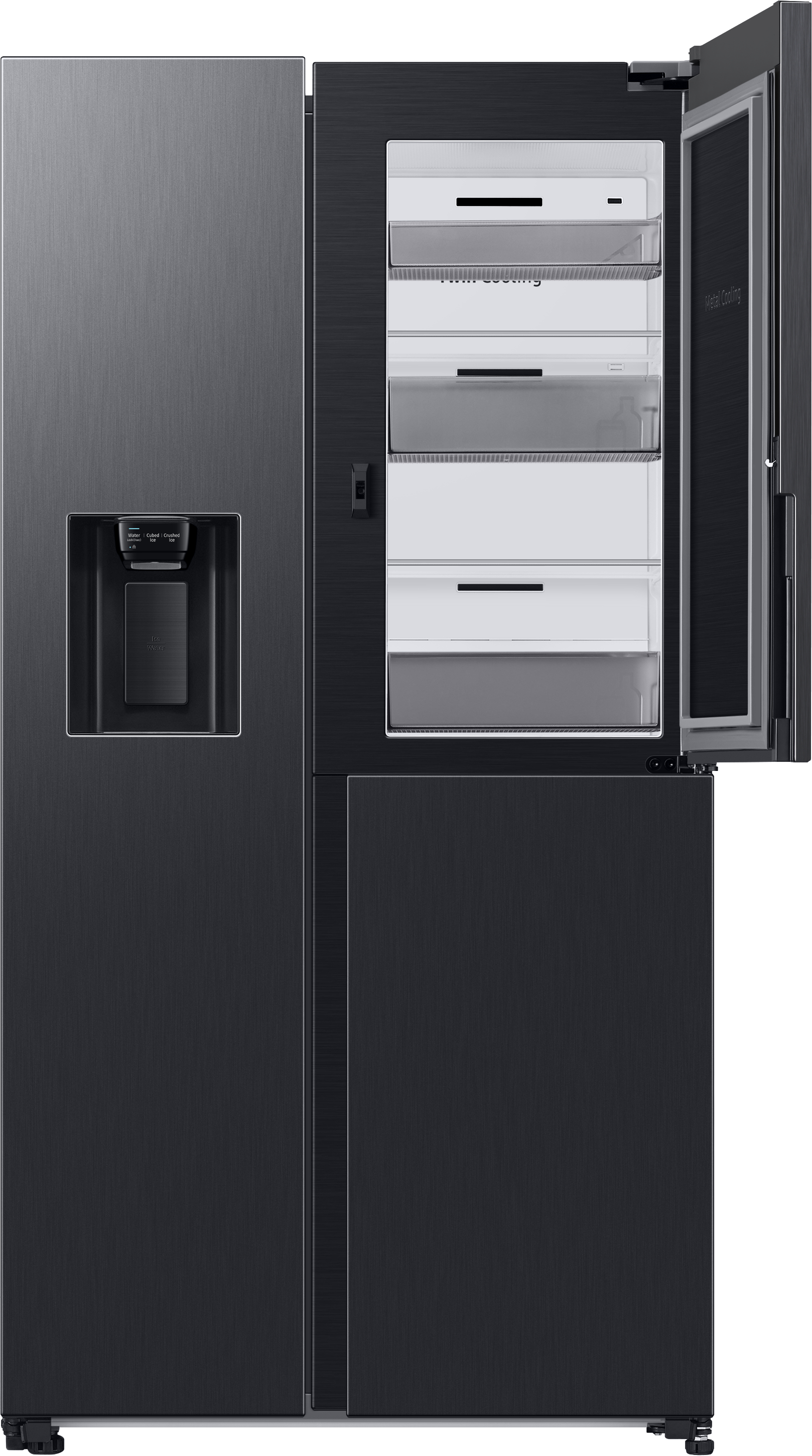 Ein nebeneinander Kühlschrank mit schwarzem Metall-Finish. Eine Tür ist geöffnet und zeigt Regale und Schubladen.