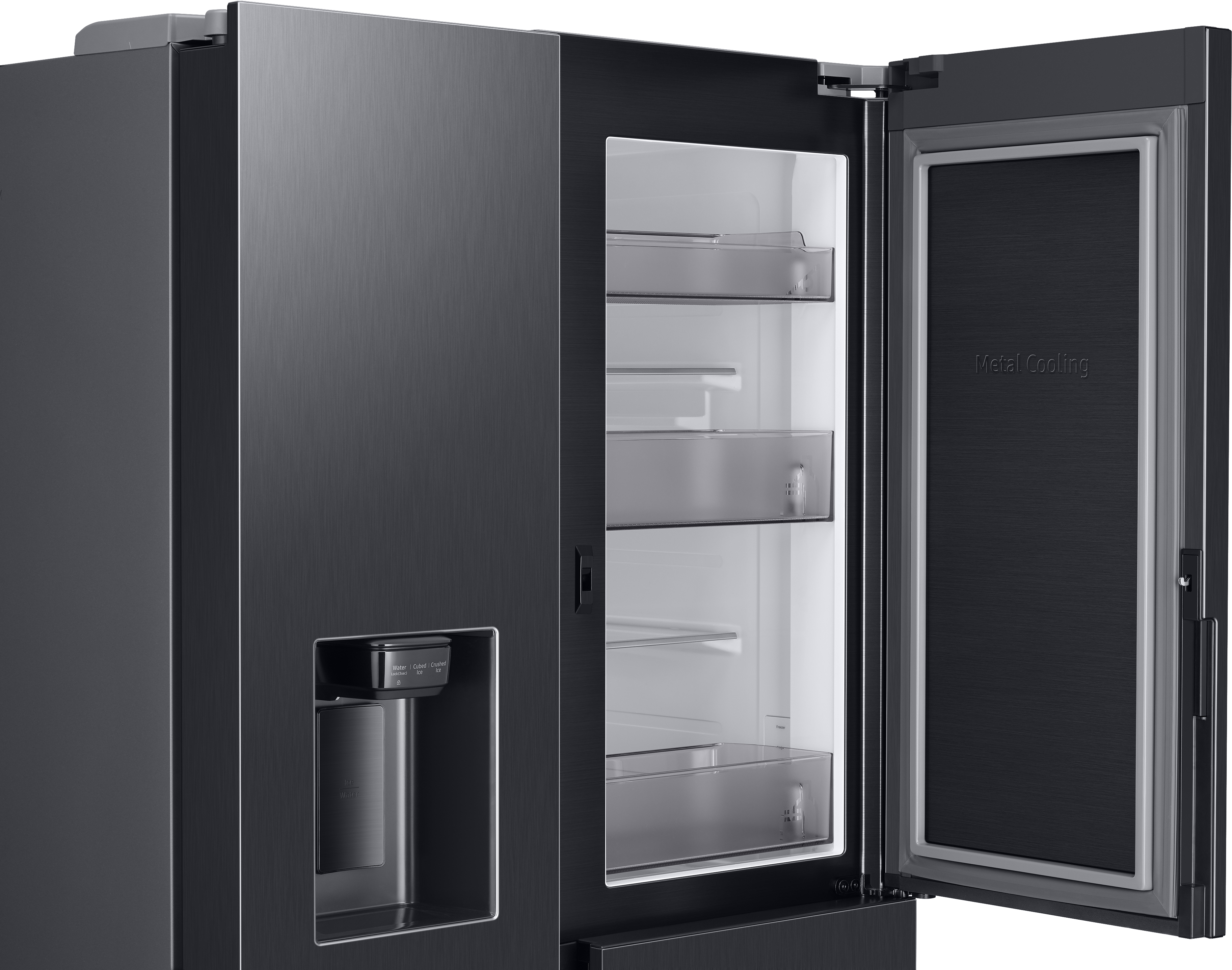 Schwarzer Kühlschrank mit offener Tür, die Regale freigibt. Im Inneren befindet sich ein Metal Cooling-Etikett.