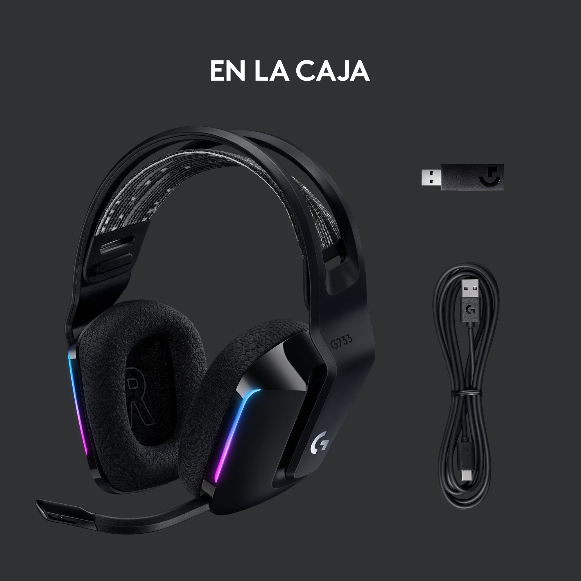 Auriculares gaming negros con micrófono, receptor USB y cable de carga. Sobre una superficie oscura.