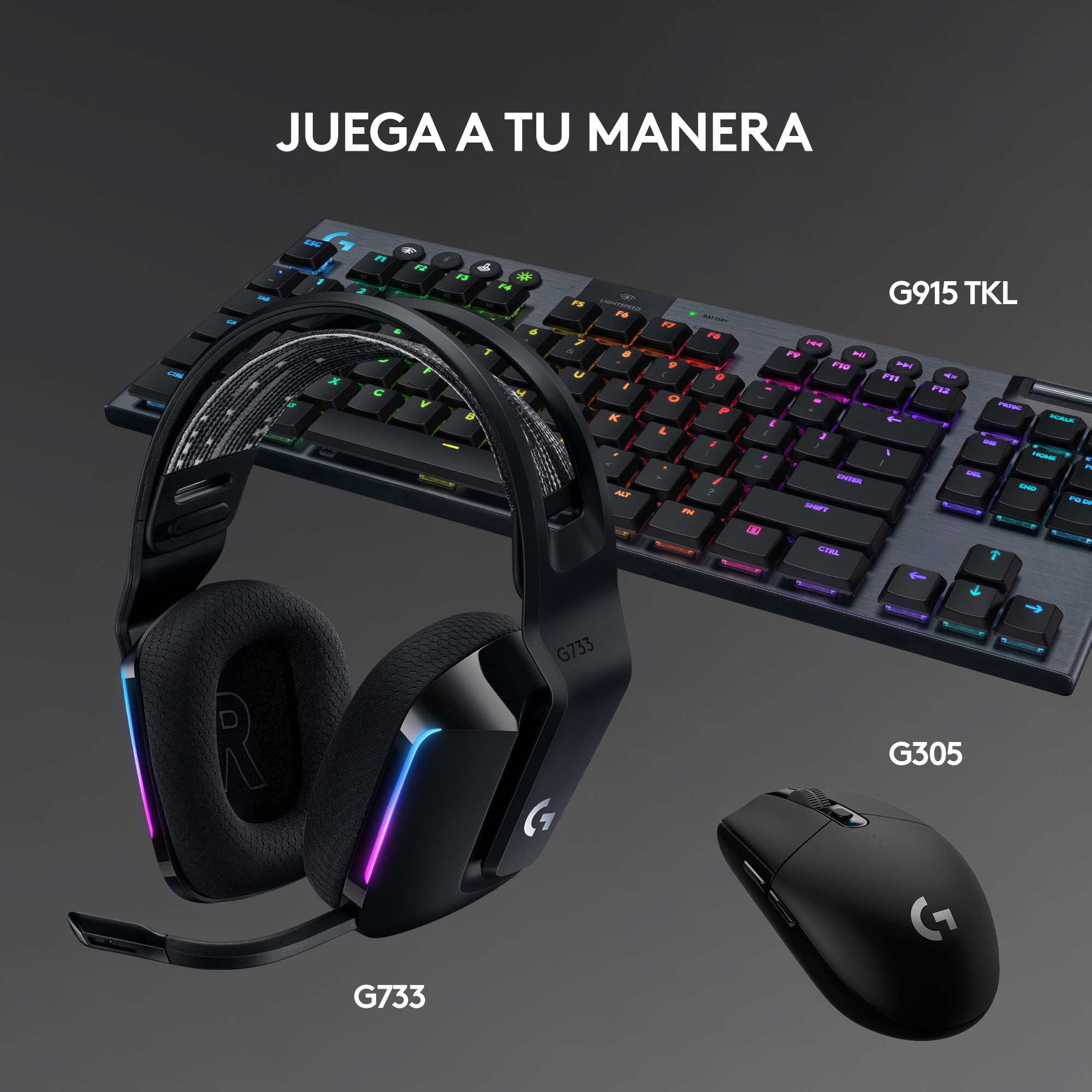 Configuración de juego: auriculares, teclado y ratón en superficie oscura con texto.