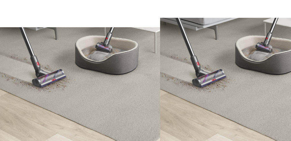 Een stofzuiger die een tapijt schoonmaakt, met een dierenbed in de achtergrond. Stof en vuil zijn zichtbaar.