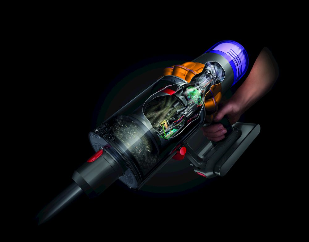 Doorsnede van een Dyson stofzuiger, met interne componenten. Vastgehouden door een hand.