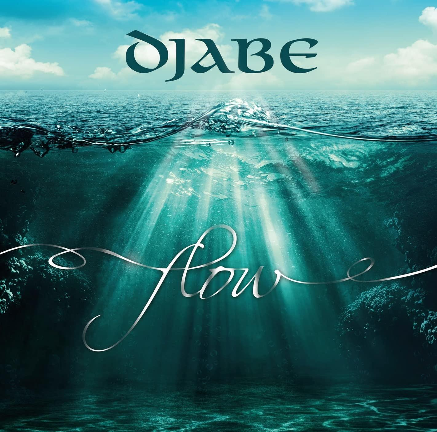 Műalkotás egy víz alatti jelenetről, a „Flow” és a „Djabe” szöveggel. Kék és zöld árnyalatok.