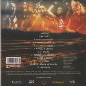 CD hátlapja magyar nyelvű szöveggel és egy zenekar képeivel.