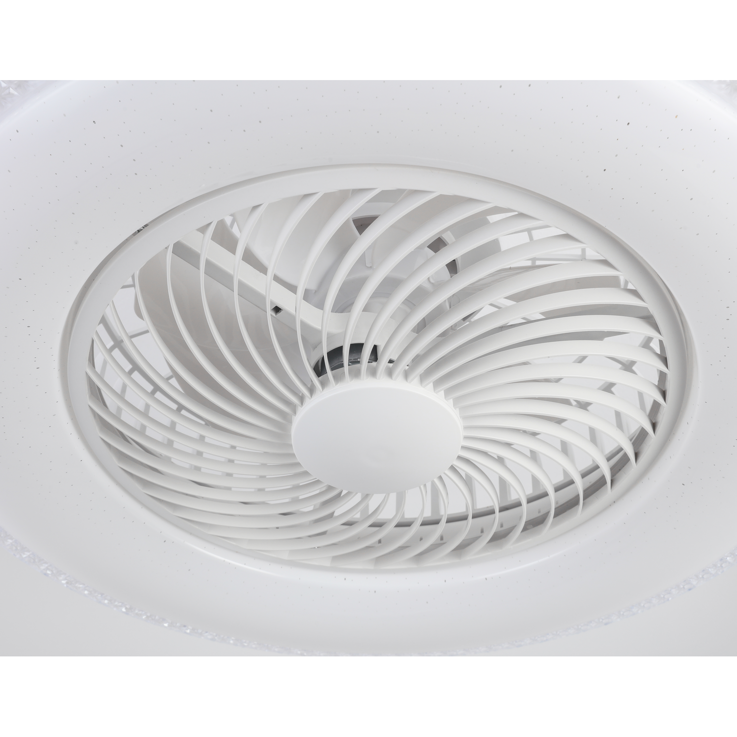 Un ventilador de techo blanco, en primer plano, con un diseño de aspas en espiral.