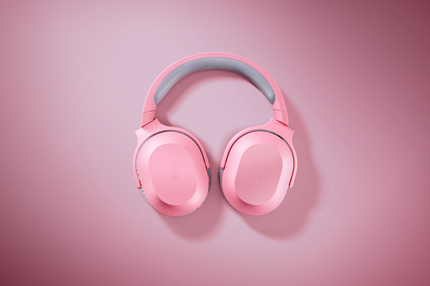 Cuffie rosa su sfondo rosa. Imbottitura grigia.
