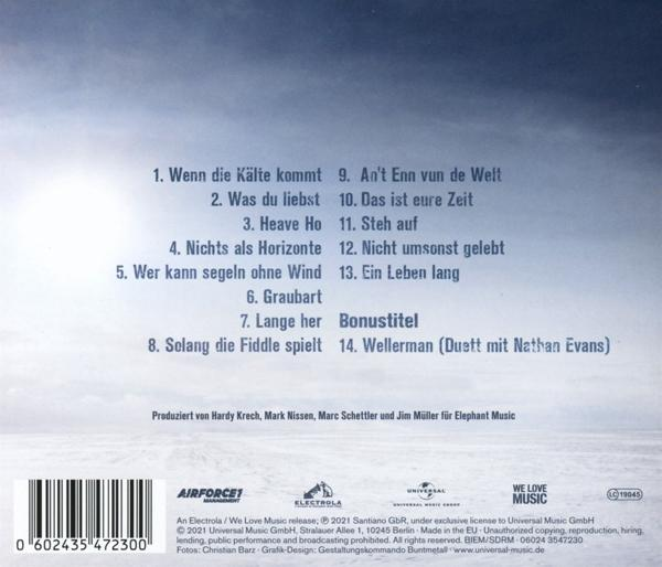 Rückseite einer CD-Hülle mit Text auf Deutsch. Der Hintergrund ist hellblau mit bewölktem Himmel.