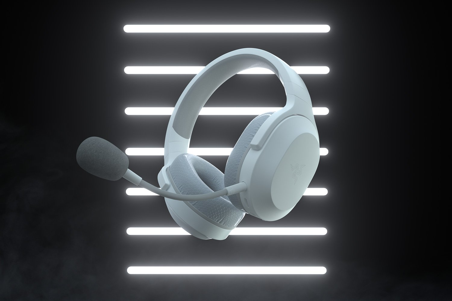 Weißes Gaming-Headset mit Mikrofon, beleuchtet von horizontalen weißen Neonlichtern auf schwarzem Hintergrund.