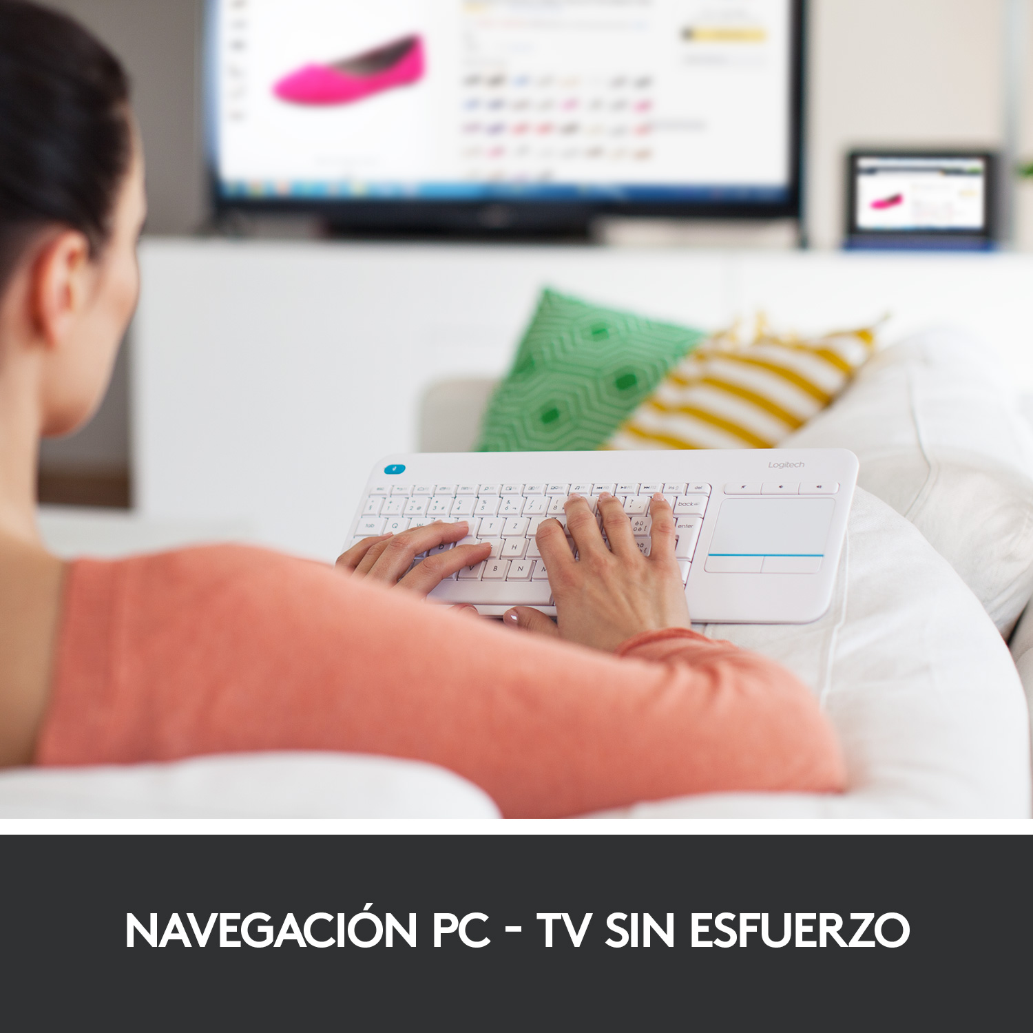 Mujer usando teclado Logitech, viendo la TV y usando una tableta.