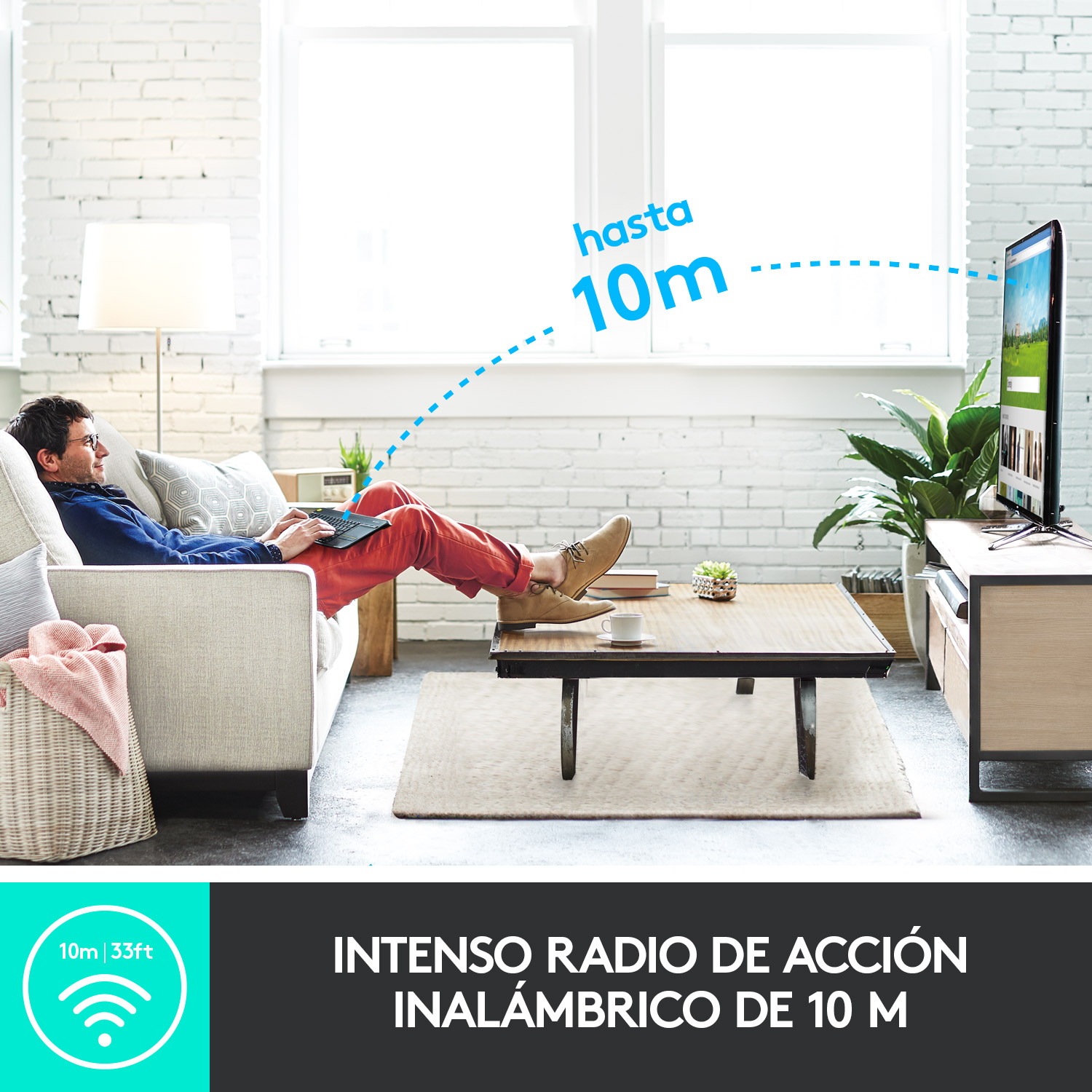 Hombre sentado con portátil, un televisor a la derecha con el texto 10m.