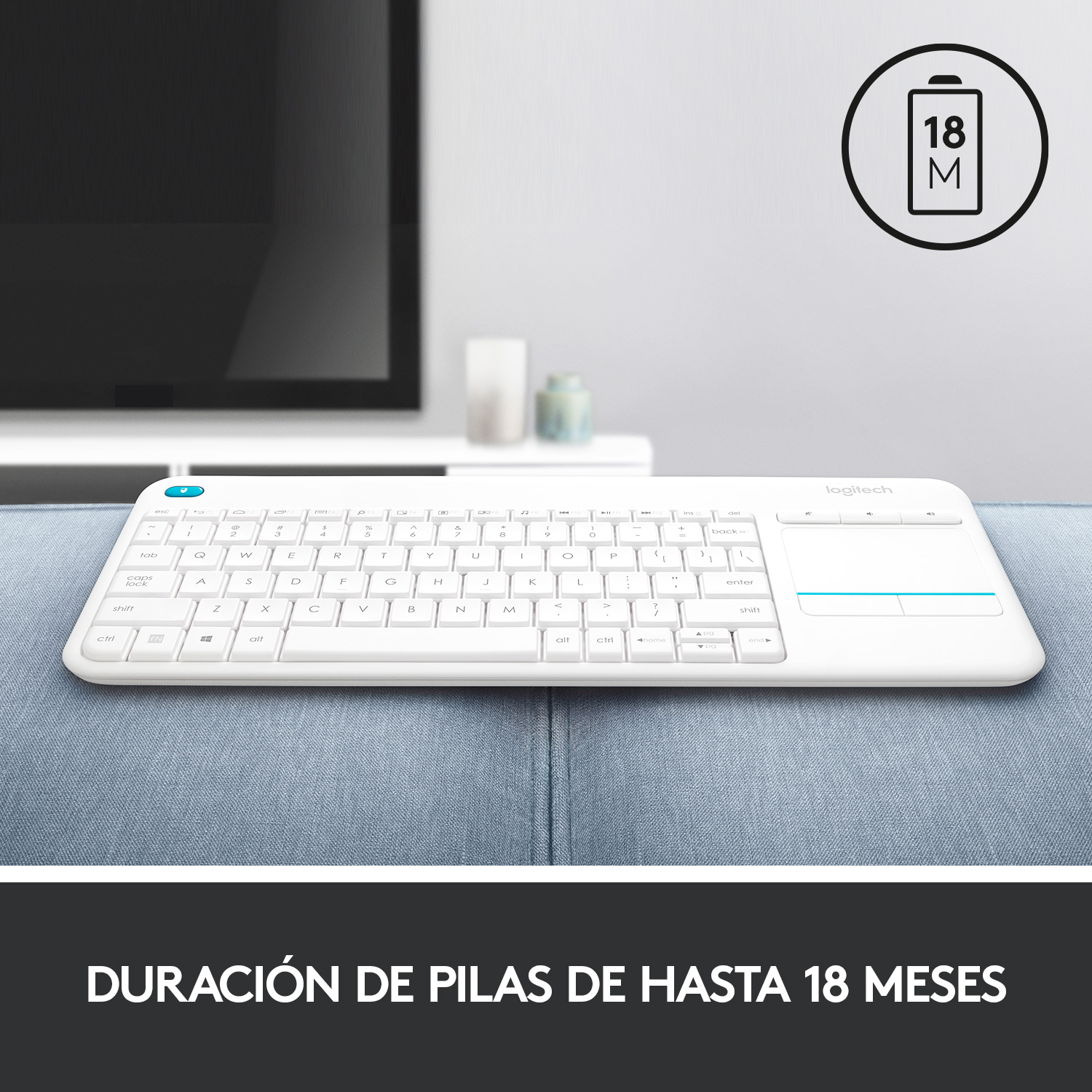 Teclado blanco con panel táctil en sofá azul. Duración: 18 meses.
