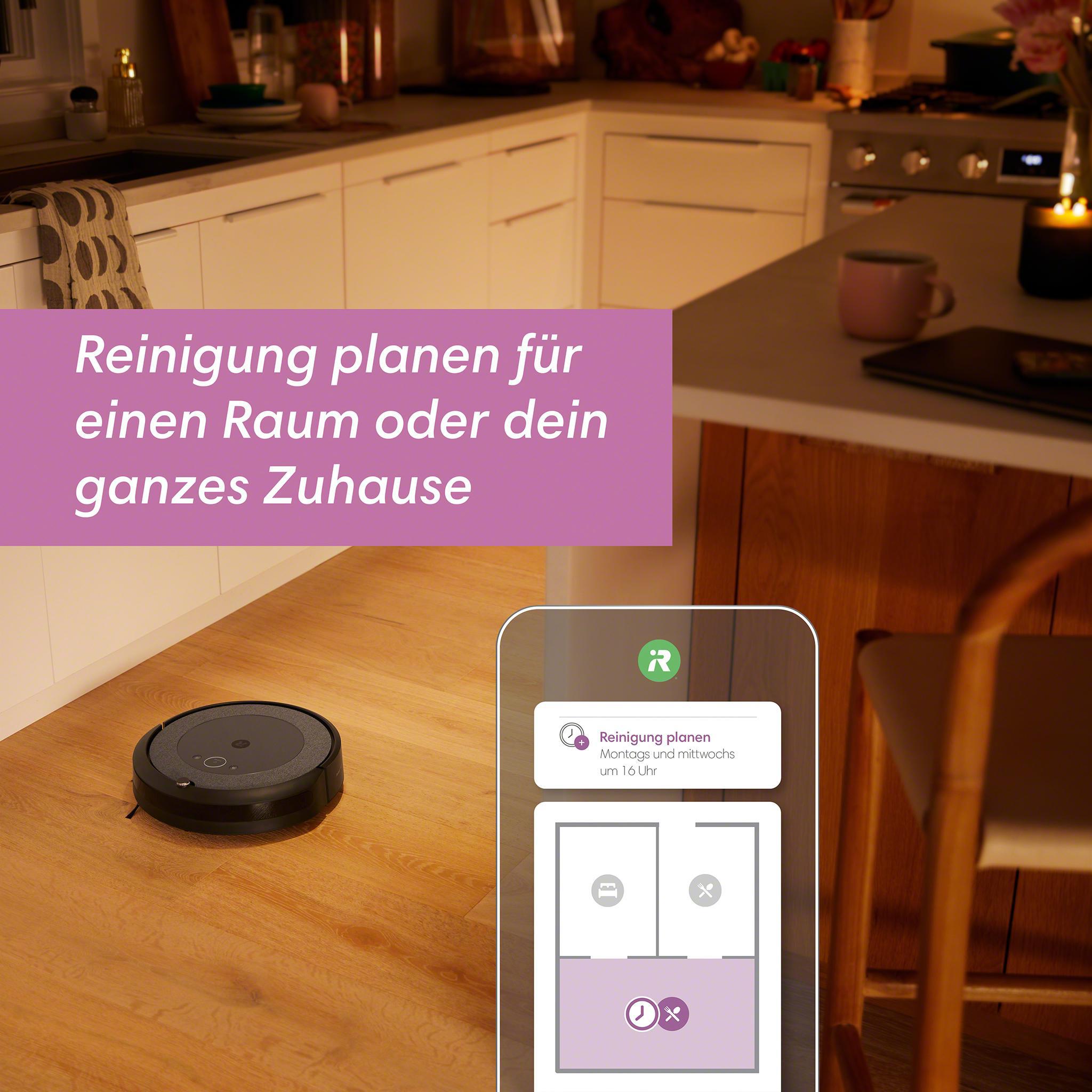 Roboter-Staubsauger auf Holzboden, mit digitalem Bildschirm mit Reinigungsplan.