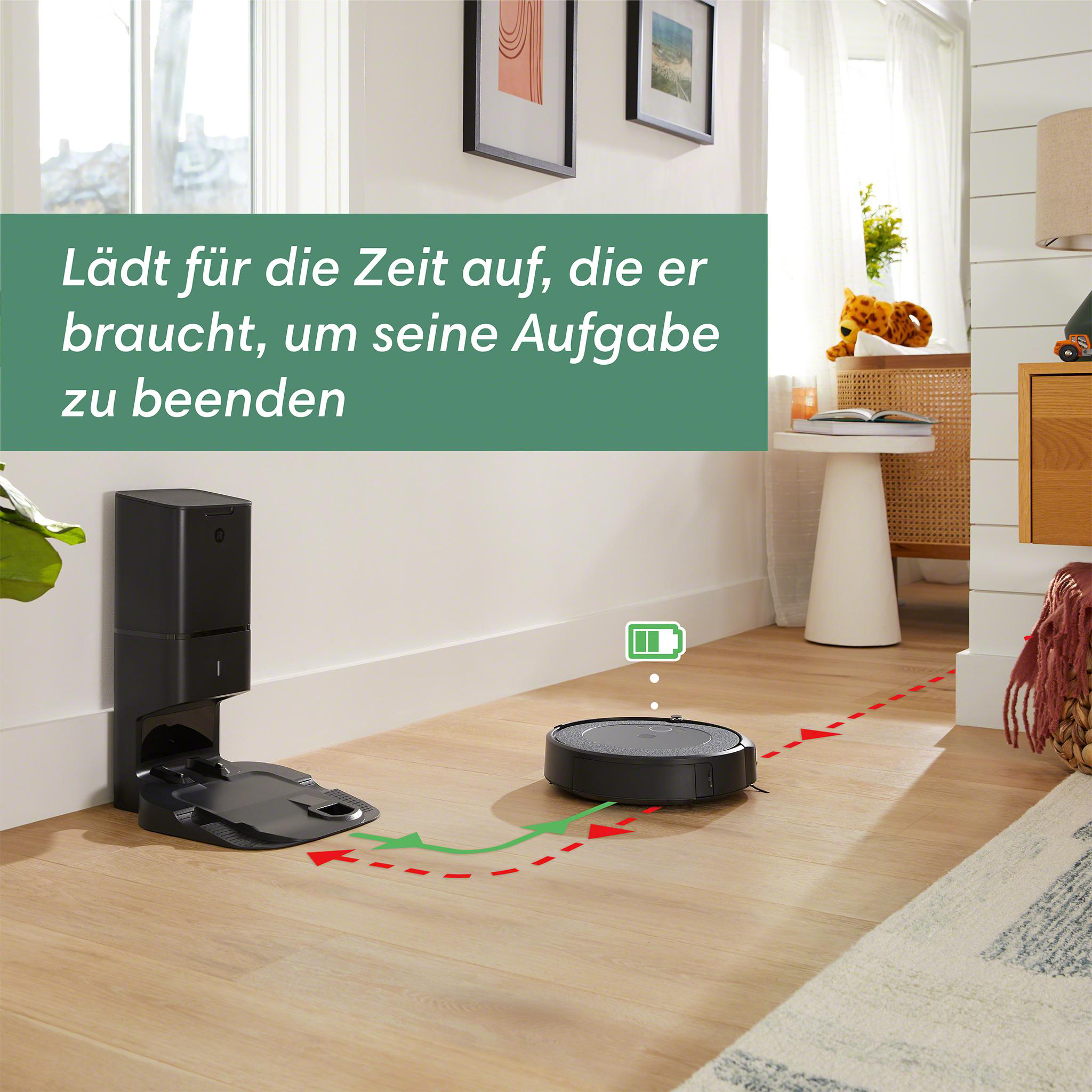 Roboter-Staubsauger, der an seiner Basis lädt und einen Holzboden reinigt.