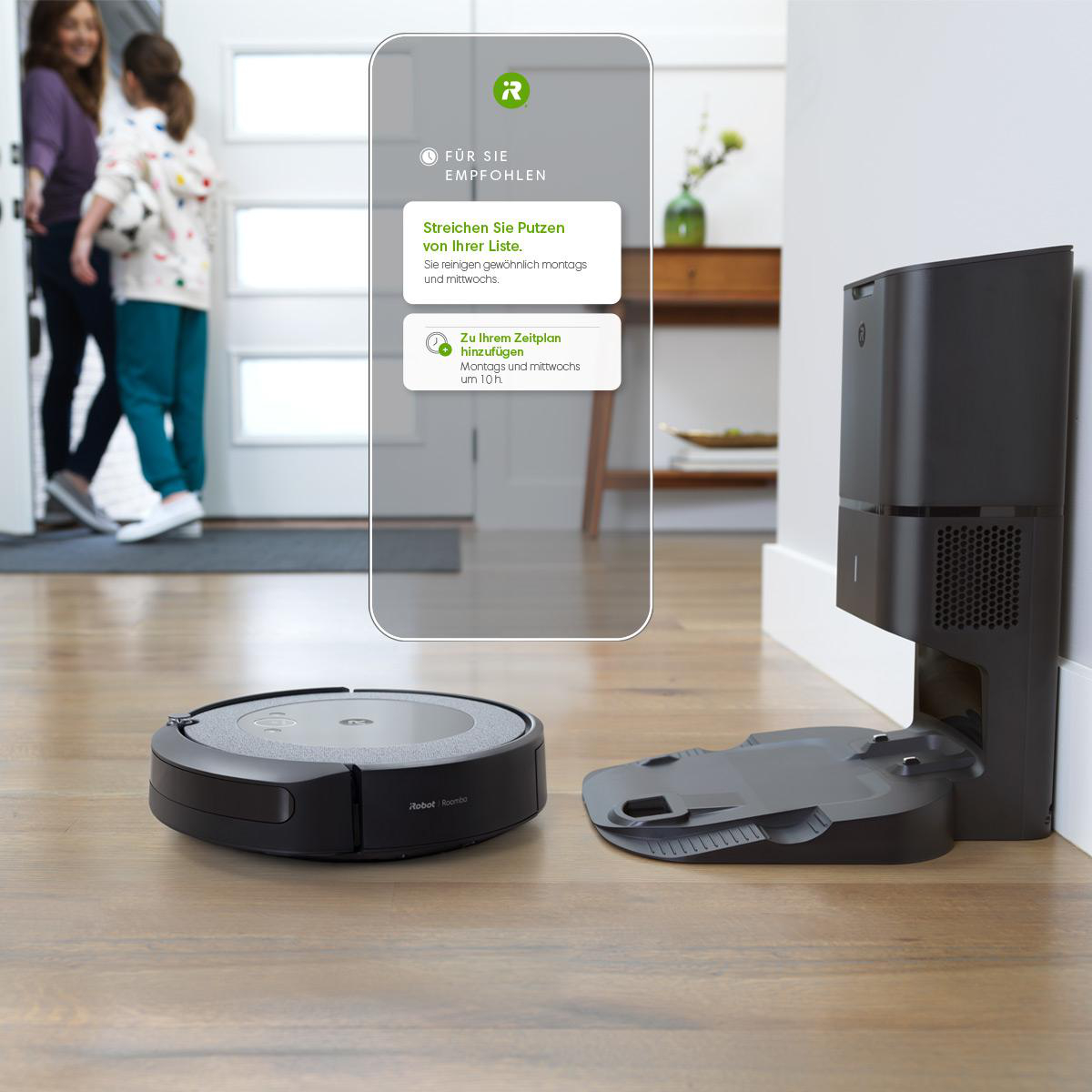 Roboter-Staubsauger mit Ladestation. Telefon zeigt Reinigungsplan.