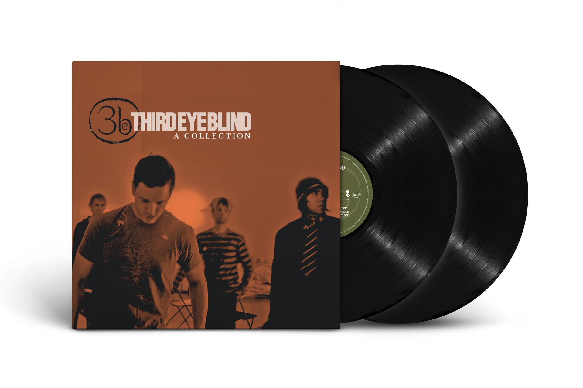 Albumcover mit Vinylplatten. Das Cover ist orange, mit Bandfoto und Albumtitel.