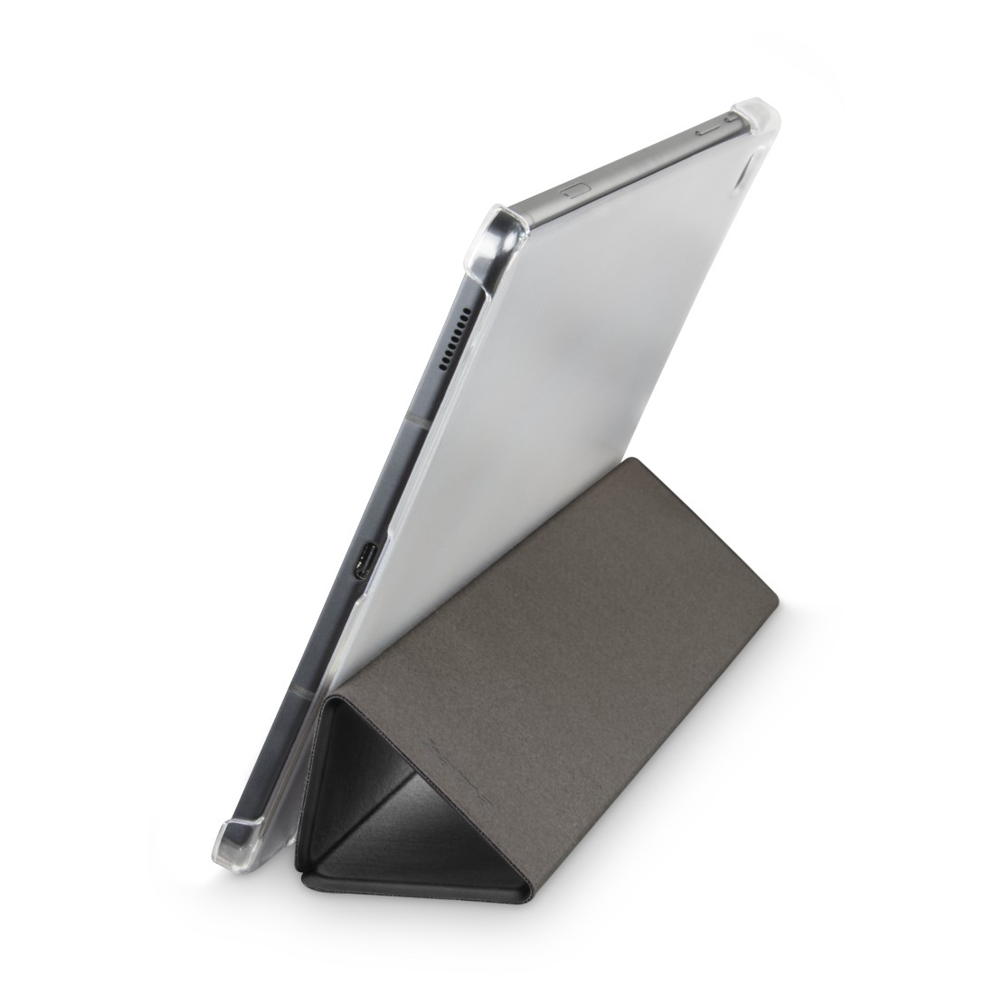 Ein Tablet in einer transparenten Hülle, stehend auf einem dreieckigen Gehäuse. Weißer Hintergrund.