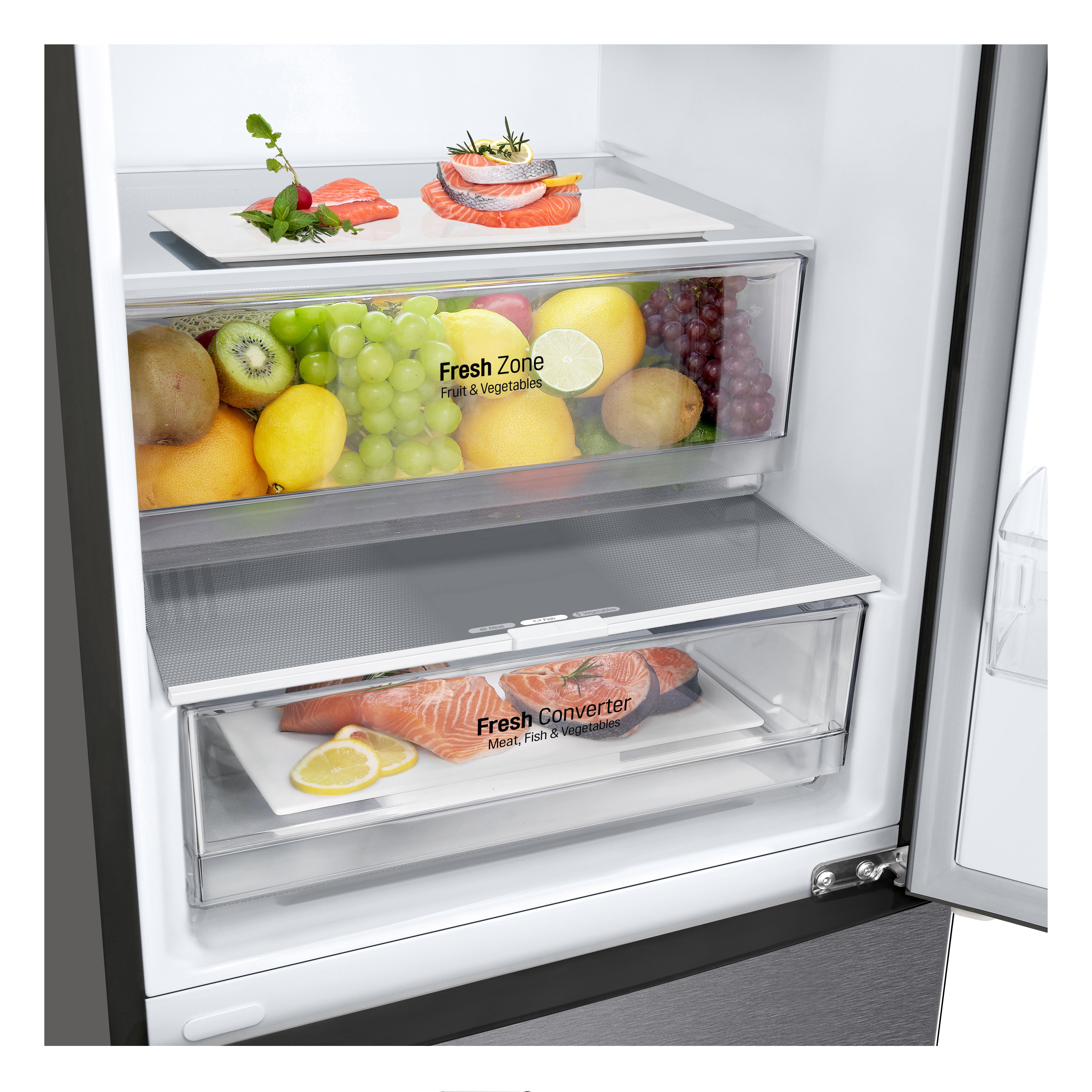In einem Kühlschrank: Schubladen mit Früchten, Lachs und Zitronen.