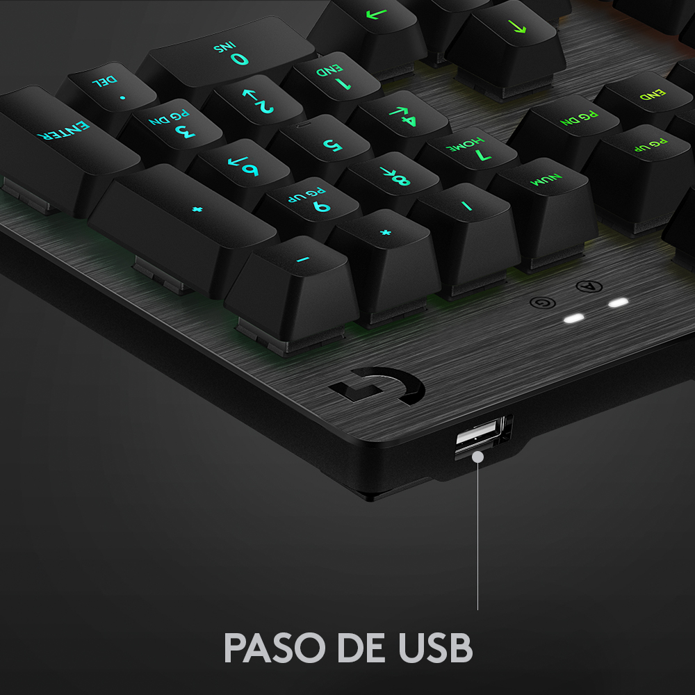 Primer plano de un teclado negro, mostrando teclas y puerto USB con texto “PASO DE USB”.